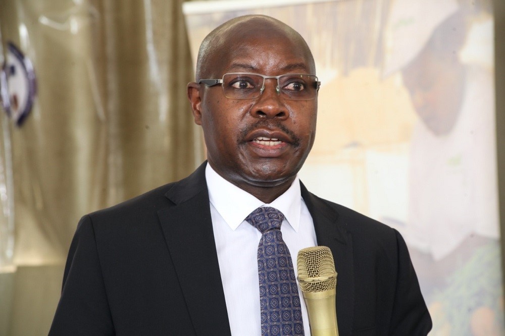 Pius Wakabi Kasaijja, Secretário Permanente do Ministério da Agricultura, Indústria Animal e Pescas (MAAIF) discursando na imagem de lançamento