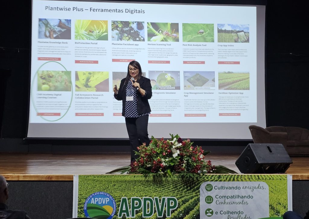 Dr. Yelitza Colmenarez presenting CABI digital tools at the Vale Direto Forum, Brazil.